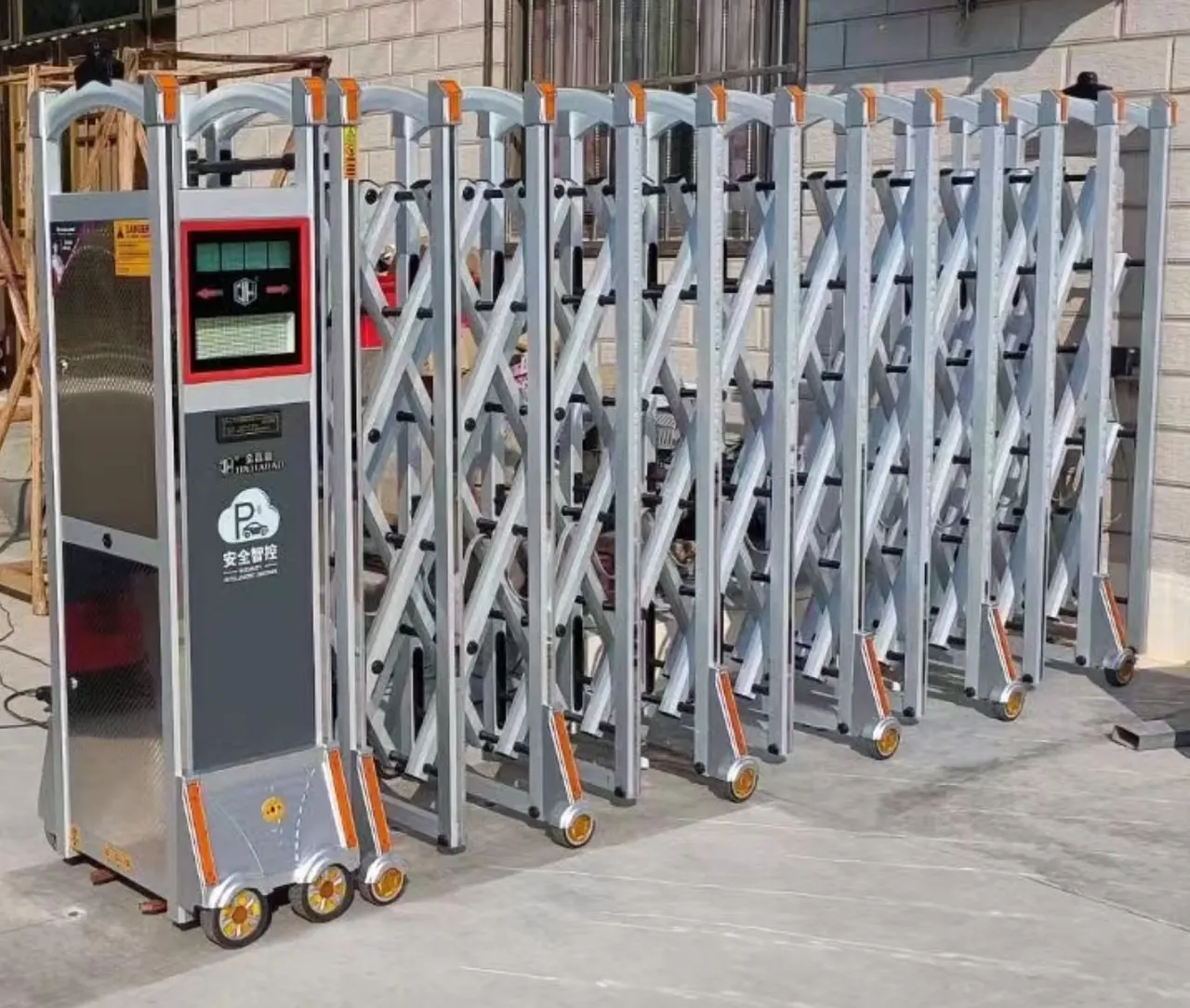 Aluminium automatic retractable gate with control post